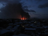 3月12日：夜明け前。ガス工場での火災の様子