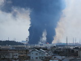 3月12日：震災翌朝のガス工場の火災の様子。まだ収まる気配がありませんでした