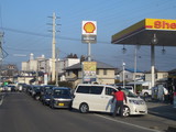 3月12日：ガソリンスタンドにできた長蛇の列