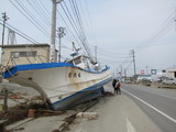 3月20日：道路まで押し流された漁船