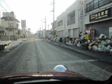 3月19日：まだ泥の残る道路