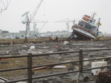 3月16日：水が引いた後の塩釜港