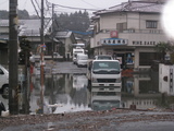 3月16日：冠水したままの道路